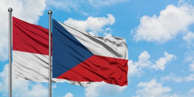 Monako ve Çek Cumhuriyeti bayrağı birlikte beyaz bulutlu mavi gökyüzüne karşı rüzgarda sallayarak. Diplomasi kavramı, uluslararası ilişkiler.