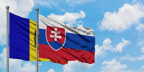 Moldavien och Slovakien flagga vifta i vinden mot vit grumlig blå himmel tillsammans. Diplomatisk koncept, internationella relationer. — Stockfoto
