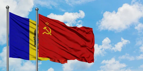 Moldavien och Sovjetunionen flagga vifta i vinden mot vit grumlig blå himmel tillsammans. Diplomatisk koncept, internationella relationer. — Stockfoto