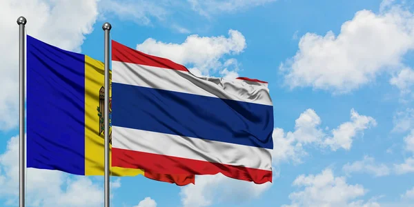 Флаг Молдовы и Таиланда вместе размахивает ветром против белого облачного голубого неба. Концепция дипломатии, международные отношения . — стоковое фото