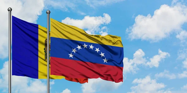 Mołdawia i Wenezuela flaga machając w wiatr przed białym zachmurzone błękitne niebo razem. Koncepcja dyplomacji, stosunki międzynarodowe. — Zdjęcie stockowe