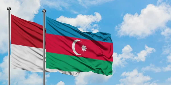 Monaco és Azerbajdzsán zászló integetett a szél ellen, fehér felhős kék ég együtt. Diplomáciai koncepció, nemzetközi kapcsolatok. — Stock Fotó