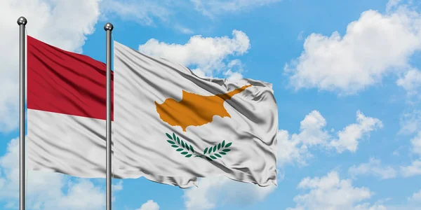 Bandera de Mónaco y Chipre ondeando en el viento contra el cielo azul nublado blanco juntos. Concepto diplomático, relaciones internacionales . — Foto de Stock