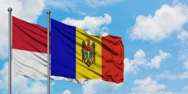 Monako ve Moldova bayrağı birlikte beyaz bulutlu mavi gökyüzüne karşı rüzgarsal sallayarak. Diplomasi kavramı, uluslararası ilişkiler.