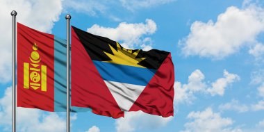 Moğolistan ve Antigua ve Barbuda bayrağı birlikte beyaz bulutlu mavi gökyüzüne karşı rüzgarda sallayarak. Diplomasi kavramı, uluslararası ilişkiler.