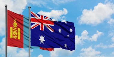 Moğolistan ve Avustralya bayrağı birlikte beyaz bulutlu mavi gökyüzüne karşı rüzgarda sallayarak. Diplomasi kavramı, uluslararası ilişkiler.