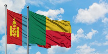 Moğolistan ve Benin bayrağı birlikte beyaz bulutlu mavi gökyüzüne karşı rüzgarda sallayarak. Diplomasi kavramı, uluslararası ilişkiler.