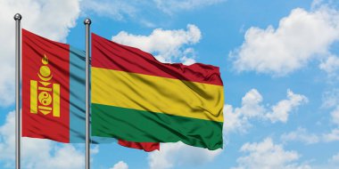 Moğolistan ve Bolivya bayrağı birlikte beyaz bulutlu mavi gökyüzüne karşı rüzgarda sallayarak. Diplomasi kavramı, uluslararası ilişkiler.