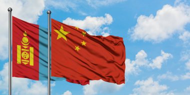 Moğolistan ve Çin bayrağı birlikte beyaz bulutlu mavi gökyüzüne karşı rüzgarda sallayarak. Diplomasi kavramı, uluslararası ilişkiler.