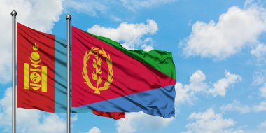Moğolistan ve Eritre bayrağı birlikte beyaz bulutlu mavi gökyüzüne karşı rüzgarda sallayarak. Diplomasi kavramı, uluslararası ilişkiler.