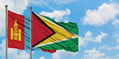 Moğolistan ve Guyana bayrağı birlikte beyaz bulutlu mavi gökyüzüne karşı rüzgarda sallayarak. Diplomasi kavramı, uluslararası ilişkiler.