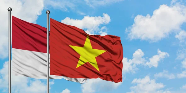 모나코와 베트남 국기가 함께 하얀 흐린 푸른 하늘에 바람을 흔들고. 외교 개념, 국제 관계. — 스톡 사진