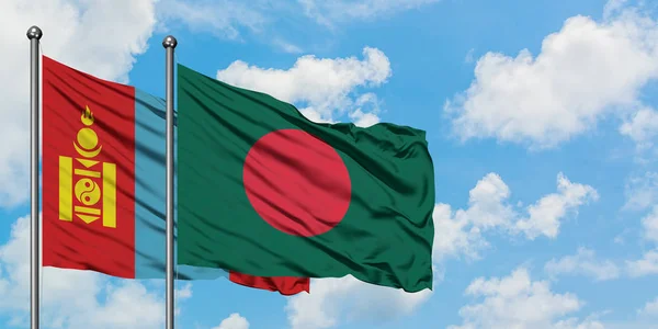 Bandera de Mongolia y Bangladesh ondeando en el viento contra el cielo azul nublado blanco juntos. Concepto diplomático, relaciones internacionales . — Foto de Stock