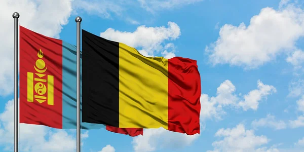 蒙古和比利时国旗在风中飘扬，白云蓝天相聚。外交概念、国际关系. — 图库照片