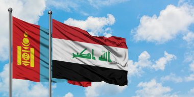 Moğolistan ve Irak bayrağı birlikte beyaz bulutlu mavi gökyüzüne karşı rüzgarda sallayarak. Diplomasi kavramı, uluslararası ilişkiler.