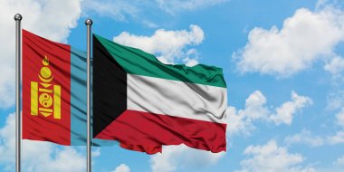 Moğolistan ve Kuveyt bayrağı birlikte beyaz bulutlu mavi gökyüzüne karşı rüzgarda sallayarak. Diplomasi kavramı, uluslararası ilişkiler.