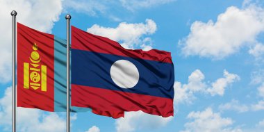Moğolistan ve Laos bayrağı birlikte beyaz bulutlu mavi gökyüzüne karşı rüzgarda sallayarak. Diplomasi kavramı, uluslararası ilişkiler.