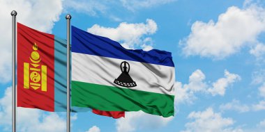 Moğolistan ve Lesotho bayrağı birlikte beyaz bulutlu mavi gökyüzüne karşı rüzgarda sallayarak. Diplomasi kavramı, uluslararası ilişkiler.