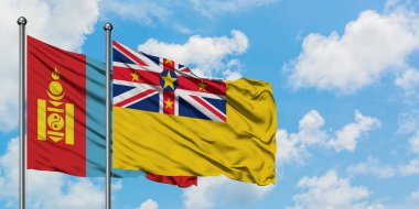 Moğolistan ve Niue bayrağı birlikte beyaz bulutlu mavi gökyüzüne karşı rüzgarda sallayarak. Diplomasi kavramı, uluslararası ilişkiler.