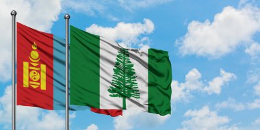 Moğolistan ve Norfolk Adası bayrağı birlikte beyaz bulutlu mavi gökyüzüne karşı rüzgarda sallayarak. Diplomasi kavramı, uluslararası ilişkiler.