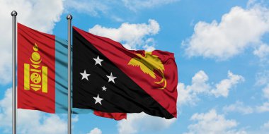 Moğolistan ve Papua Yeni Gine bayrağı birlikte beyaz bulutlu mavi gökyüzüne karşı rüzgarda sallayarak. Diplomasi kavramı, uluslararası ilişkiler.