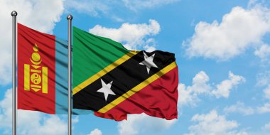 Moğolistan ve Saint Kitts ve Nevis bayrağı birlikte beyaz bulutlu mavi gökyüzüne karşı rüzgarda sallayarak. Diplomasi kavramı, uluslararası ilişkiler.