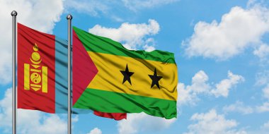 Moğolistan ve Sao Tome ve Principe bayrağı birlikte beyaz bulutlu mavi gökyüzüne karşı rüzgarda sallayarak. Diplomasi kavramı, uluslararası ilişkiler.
