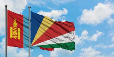 Moğolistan ve Seyşeller bayrağı birlikte beyaz bulutlu mavi gökyüzüne karşı rüzgarda sallayarak. Diplomasi kavramı, uluslararası ilişkiler.