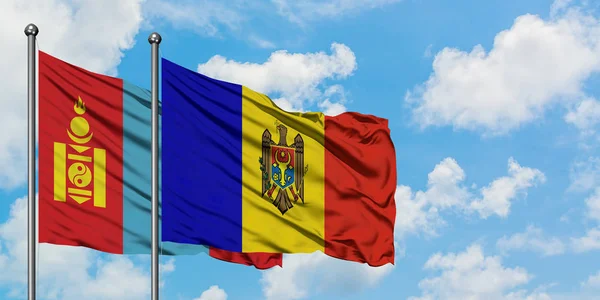 Bandera de Mongolia y Moldavia ondeando en el viento contra el cielo azul nublado blanco juntos. Concepto diplomático, relaciones internacionales . — Foto de Stock