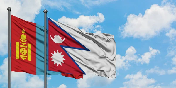 Bandera de Mongolia y Nepal ondeando en el viento contra el cielo azul nublado blanco juntos. Concepto diplomático, relaciones internacionales . — Foto de Stock