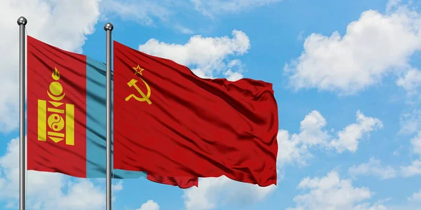 Mongólia e bandeira da União Soviética agitando no vento contra o céu azul nublado branco juntos. Conceito de diplomacia, relações internacionais . — Fotografia de Stock