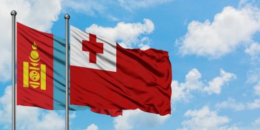 Moğolistan ve Tonga bayrağı birlikte beyaz bulutlu mavi gökyüzüne karşı rüzgarda sallayarak. Diplomasi kavramı, uluslararası ilişkiler.