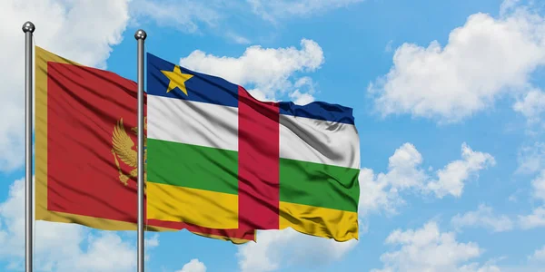 Bandera de Montenegro y República Centroafricana ondeando en el viento contra el cielo azul nublado blanco juntos. Concepto diplomático, relaciones internacionales . — Foto de Stock