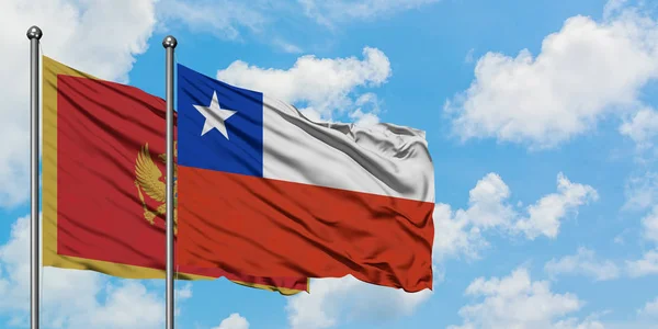 Bandera de Montenegro y Chile ondeando en el viento contra el cielo azul nublado blanco juntos. Concepto diplomático, relaciones internacionales . — Foto de Stock