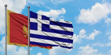 Karadağ ve Yunanistan bayrağı birlikte beyaz bulutlu mavi gökyüzüne karşı rüzgarsal sallayarak. Diplomasi kavramı, uluslararası ilişkiler.
