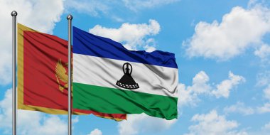Karadağ ve Lesotho bayrağı birlikte beyaz bulutlu mavi gökyüzüne karşı rüzgarda sallayarak. Diplomasi kavramı, uluslararası ilişkiler.