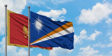 Karadağ ve Marshall Adaları bayrağı birlikte beyaz bulutlu mavi gökyüzüne karşı rüzgarda sallayarak. Diplomasi kavramı, uluslararası ilişkiler.