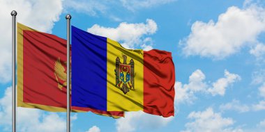 Karadağ ve Moldova bayrağı birlikte beyaz bulutlu mavi gökyüzüne karşı rüzgarda sallayarak. Diplomasi kavramı, uluslararası ilişkiler.