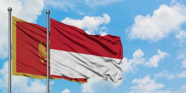 Karadağ ve Monako bayrağı birlikte beyaz bulutlu mavi gökyüzüne karşı rüzgarsal sallayarak. Diplomasi kavramı, uluslararası ilişkiler.