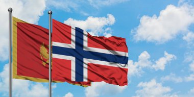 Karadağ ve Norveç bayrağı birlikte beyaz bulutlu mavi gökyüzüne karşı rüzgarsal sallayarak. Diplomasi kavramı, uluslararası ilişkiler.