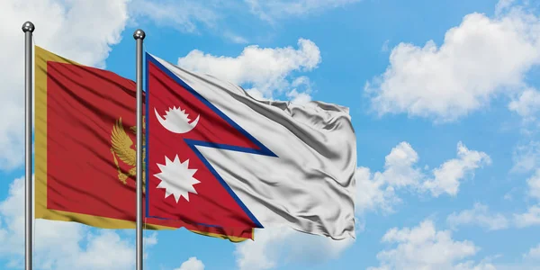 Bandera de Montenegro y Nepal ondeando en el viento contra el cielo azul nublado blanco juntos. Concepto diplomático, relaciones internacionales . — Foto de Stock