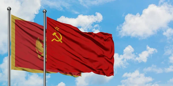 Montenegro und die sowjetische Gewerkschaftsfahne wehten gemeinsam im Wind vor dem wolkenverhangenen blauen Himmel. Diplomatie-Konzept, internationale Beziehungen. — Stockfoto