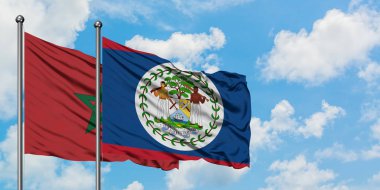 Fas ve Belize bayrağı birlikte beyaz bulutlu mavi gökyüzüne karşı rüzgarda sallayarak. Diplomasi kavramı, uluslararası ilişkiler.