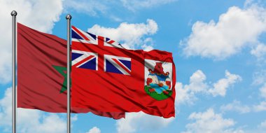 Fas ve Bermuda bayrağı birlikte beyaz bulutlu mavi gökyüzüne karşı rüzgarda sallayarak. Diplomasi kavramı, uluslararası ilişkiler.