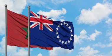 Fas ve Cook Adaları bayrak birlikte beyaz bulutlu mavi gökyüzüne karşı rüzgarsal sallayarak. Diplomasi kavramı, uluslararası ilişkiler.