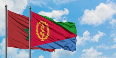Fas ve Eritre bayrağı birlikte beyaz bulutlu mavi gökyüzüne karşı rüzgarda sallayarak. Diplomasi kavramı, uluslararası ilişkiler.