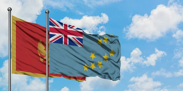 Bandera de Montenegro y Tuvalu ondeando en el viento contra el cielo azul nublado blanco juntos. Concepto diplomático, relaciones internacionales . — Foto de Stock