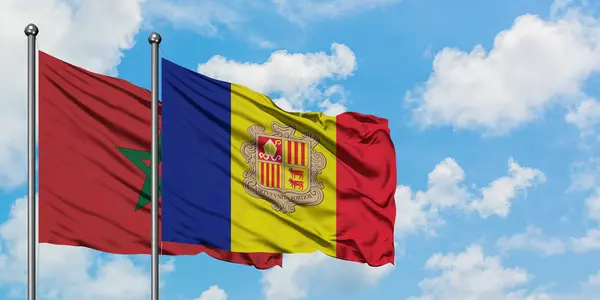 Bandera de Marruecos y Andorra ondeando en el viento contra el cielo azul nublado blanco juntos. Concepto diplomático, relaciones internacionales . — Foto de Stock