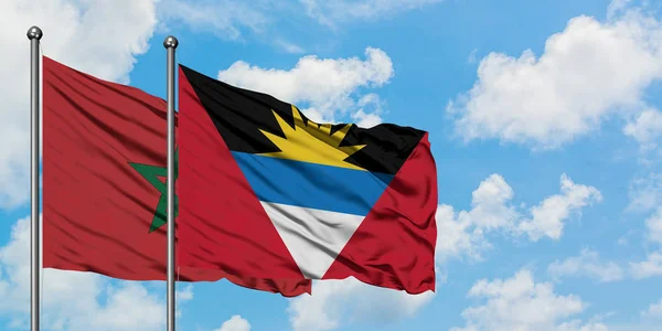 Fas ve Antigua ve Barbuda bayrağı birlikte beyaz bulutlu mavi gökyüzüne karşı rüzgarda sallayarak. Diplomasi kavramı, uluslararası ilişkiler. — Stok fotoğraf