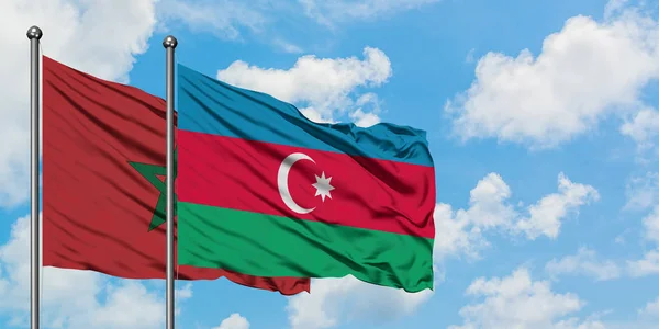 Bandera de Marruecos y Azerbaiyán ondeando en el viento contra el cielo azul nublado blanco juntos. Concepto diplomático, relaciones internacionales . — Foto de Stock
